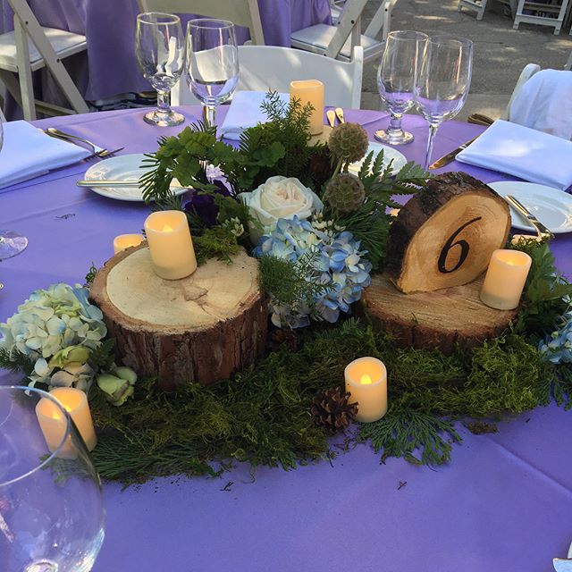 decoration of a table with wood and flowers